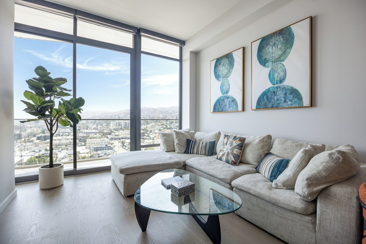 Unrivaled Luxury: Hollywood Terrace 2BD Penthouse with Panoramic Views!