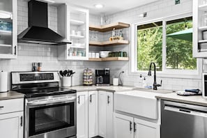 Geladeira, micro-ondas, fogão, cooktop
