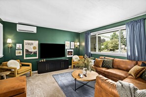 TV connectée, baby-foot, livres