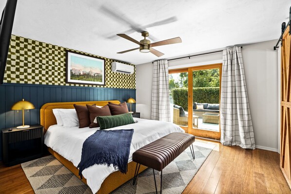 4 bedrooms, desk, iron/ironing board, travel crib