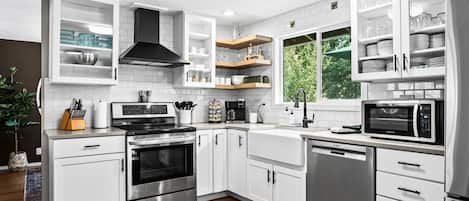 Réfrigérateur, four à micro-ondes, un four, surface de cuisson
