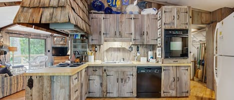 Kylskåp, mikrovågsugn, ugn och spishäll