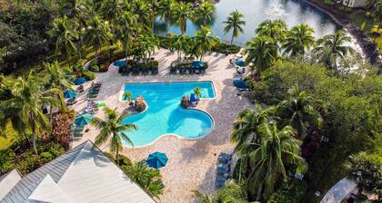 Lakefront escape with pool, tennis, washer/dryer & more!