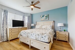 2 bedrooms, iron/ironing board, Internet, bed sheets - Relaxing lakefront condo with pool, hot tub, tennis, kitchen (Naples)