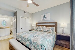 2 bedrooms, iron/ironing board, internet, bed sheets - Relaxing lakefront condo with pool, hot tub, tennis, kitchen (Naples)
