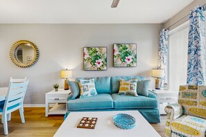 TV - Relaxing lakefront condo with pool, hot tub, tennis, kitchen (Naples)