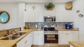 Jääkaappi, mikroaaltouuni, uuni, liesi