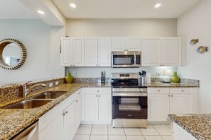 Fridge, microwave, oven, stovetop - Family-friendly lakefront condo w/heated pool, hot tub, gym (Naples)