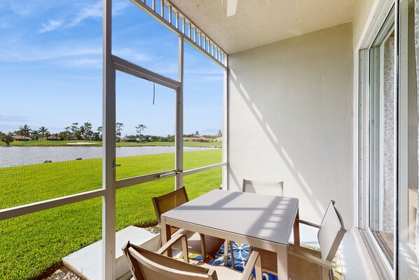 Outdoor dining - Family-friendly lakefront condo w/heated pool, hot tub, gym (Naples)