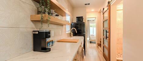 Refrigerador, microondas, cafetera/tetera, tostadora