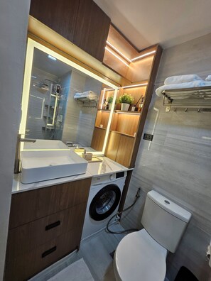 Ducha, secador de pelo, bidé y toallas