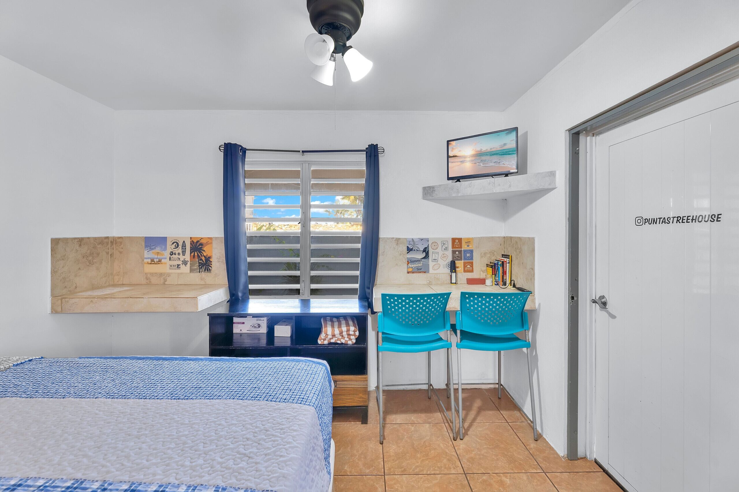 1 chambre, fer et planche à repasser, lit de bébé portatif