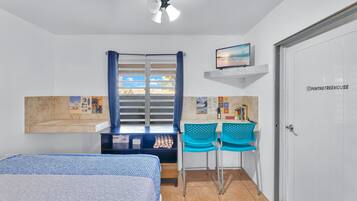 1 chambre, fer et planche à repasser, lit de bébé portatif