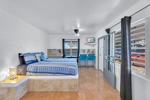 1 habitación, tabla de planchar con plancha y cuna de viaje 