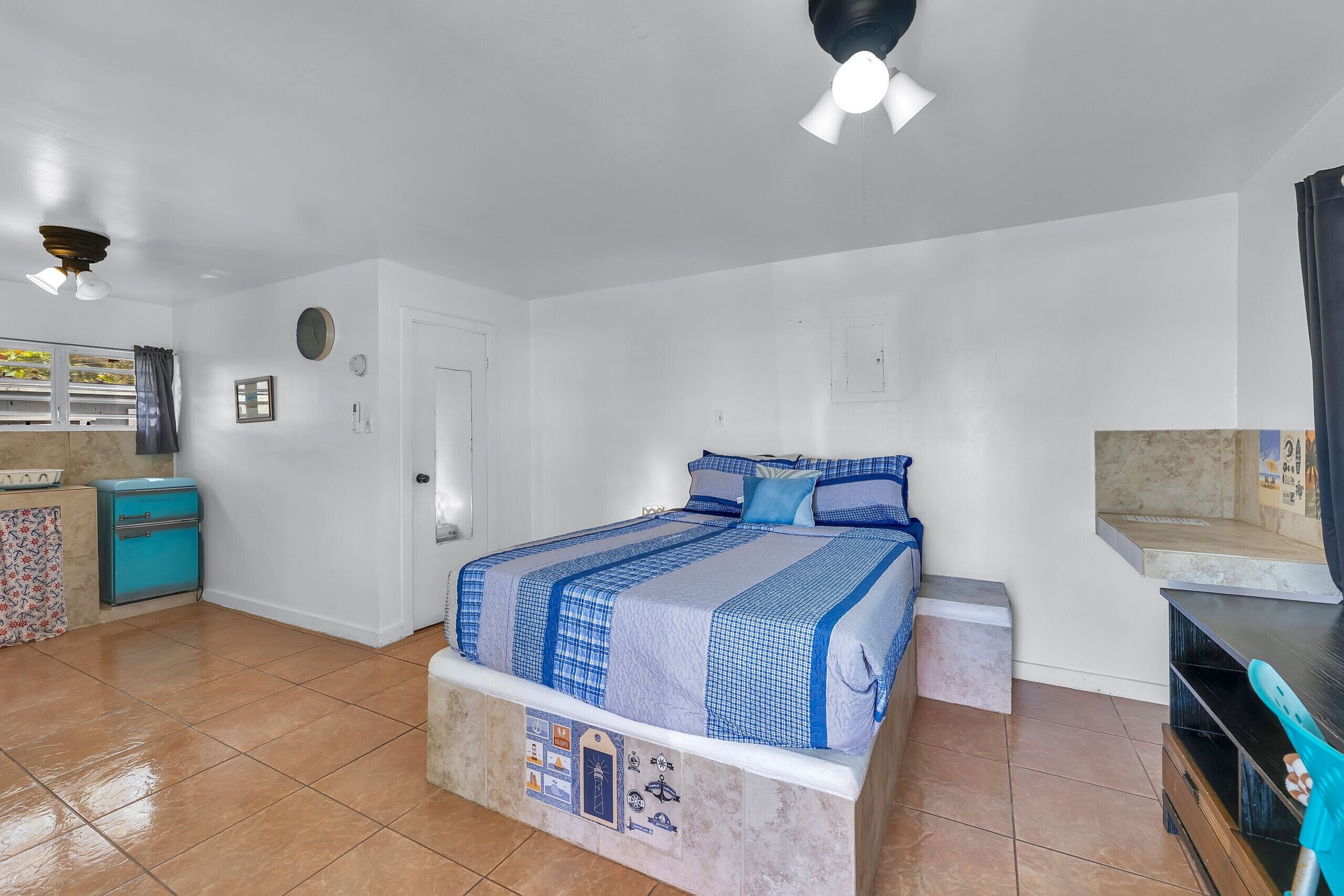 1 多间卧室、熨斗/熨衣板、旅行婴儿床、床单