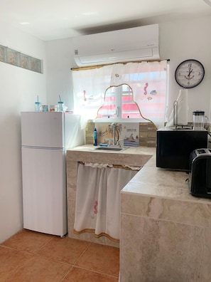 Kühlschrank, Mikrowelle, Wasserkocher mit Kaffee-/Teezubehör, Toaster