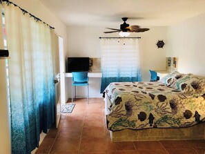 1 soverom, strykejern/-brett, reiseseng for barn og sengetøy