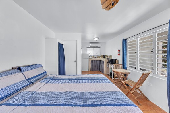 1 soverom, strykejern/-brett, reiseseng for barn og sengetøy