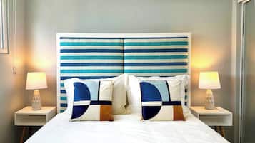 5 habitaciones, escritorio y tabla de planchar con plancha