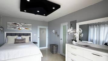 5 habitaciones, tabla de planchar con plancha y ropa de cama