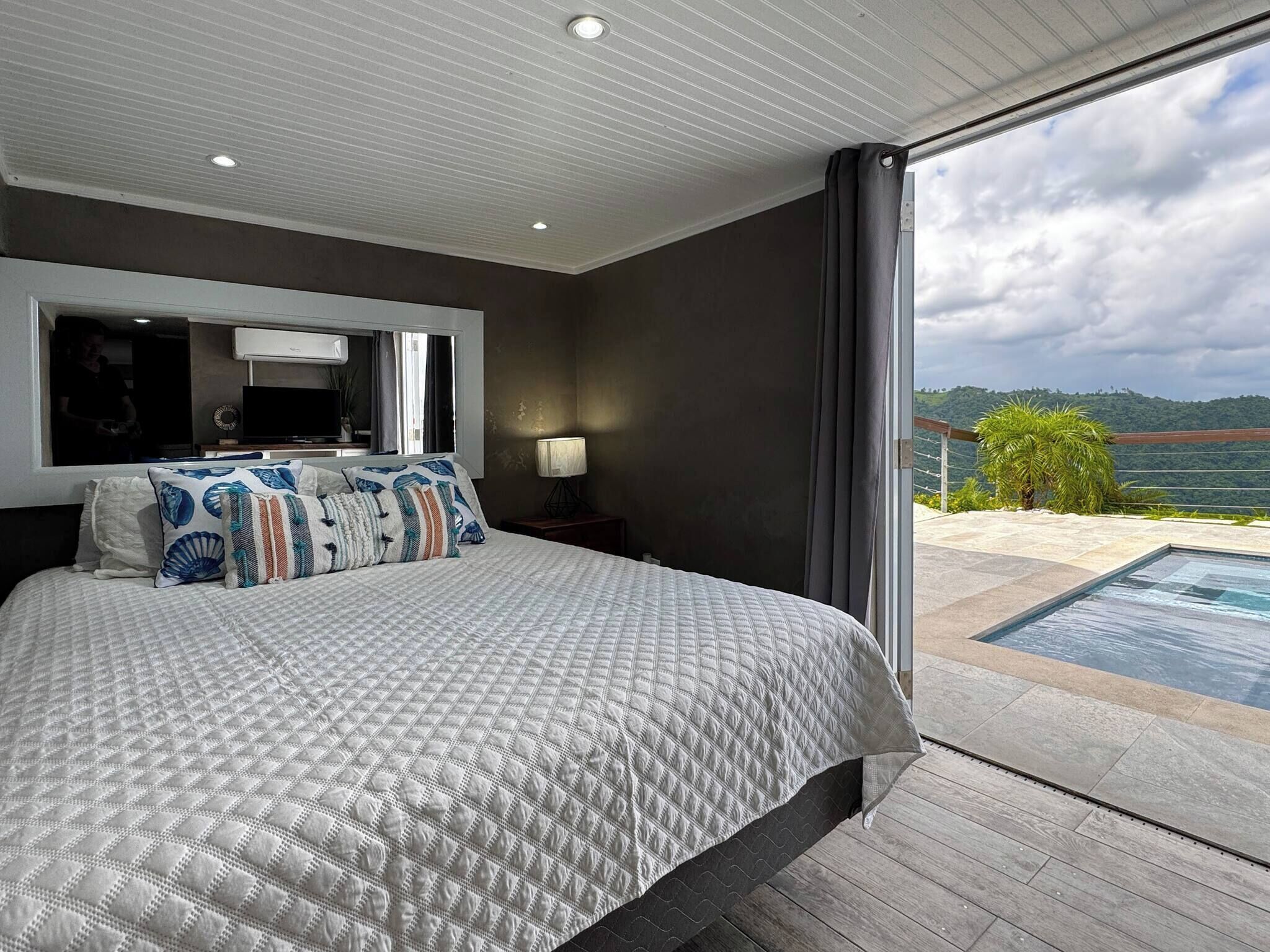 5 bedrooms, iron/ironing board, bed sheets