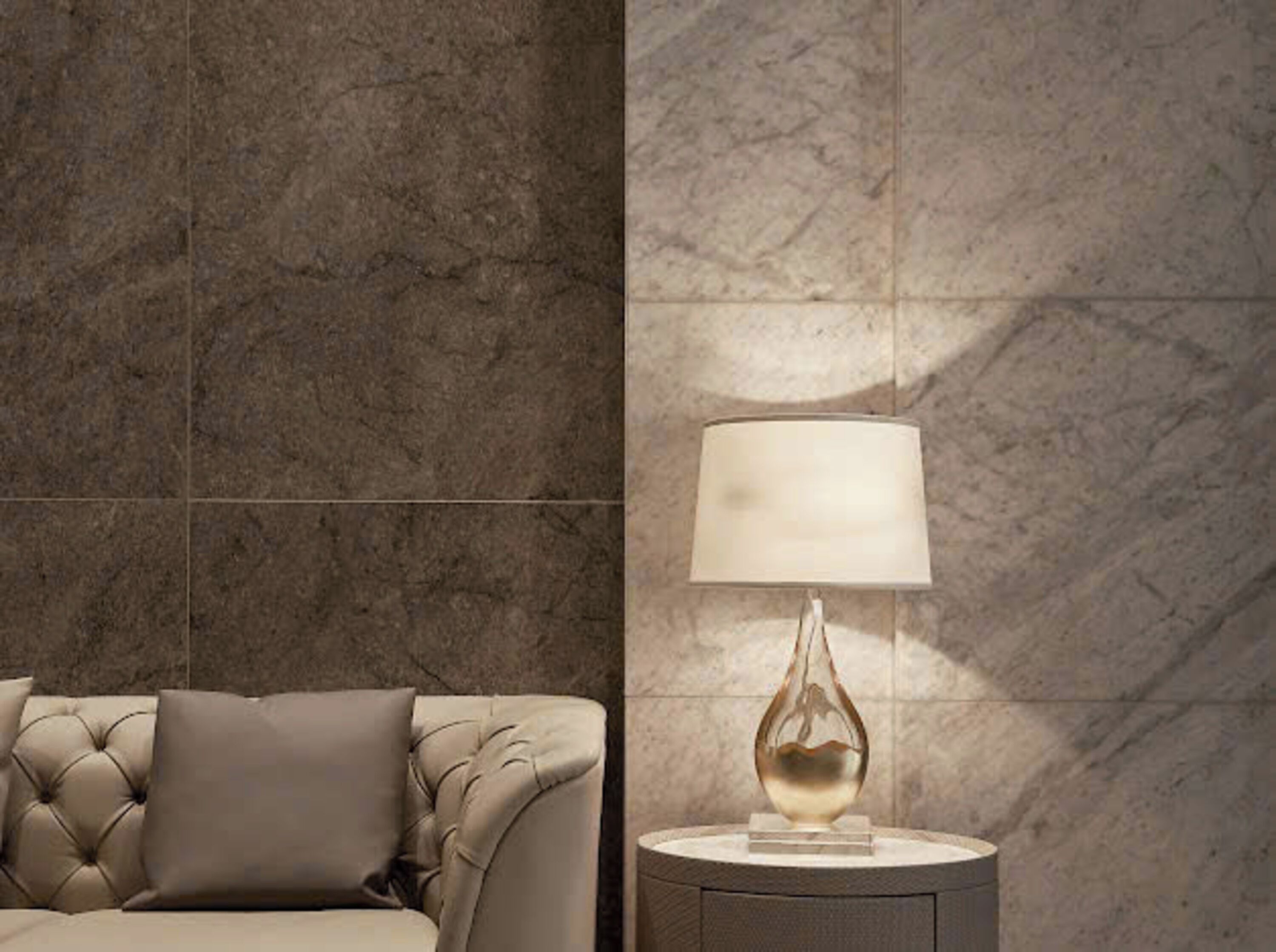 Une pièce moderne avec un canapé capitonné et un mur en marbre.
