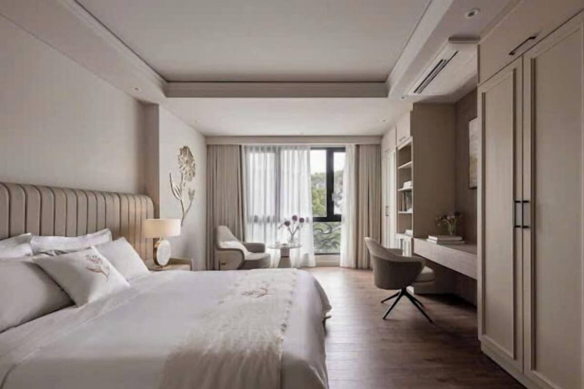 Ropa de cama hipoalergénica, minibar y escritorio 