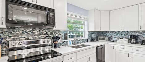 Apartment, 2 Bedrooms, Balcony | Private kitchen | Coffee/tea maker