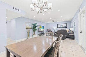 Apartment, 2 Bedrooms, Balcony | In-room dining