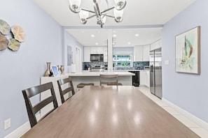 Apartment, 2 Bedrooms, Balcony | In-room dining