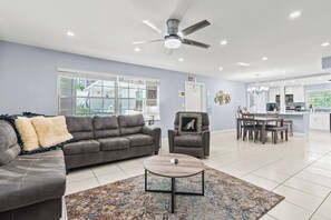 Leilighet, 2 soverom, balkong | Oppholdsområde