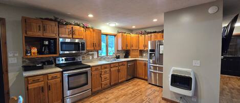 Jääkaappi, mikroaaltouuni, uuni, liesi