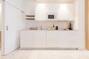 Fridge, microwave, stovetop, dishwasher