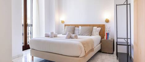 Iron/ironing board, travel crib, WiFi, bed sheets