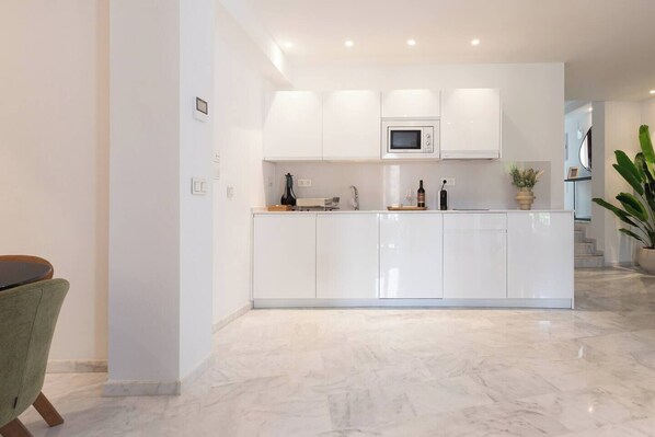 Fridge, microwave, stovetop, dishwasher