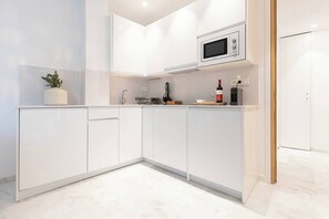 Réfrigérateur, micro-ondes, plaque de cuisson, lave-vaisselle