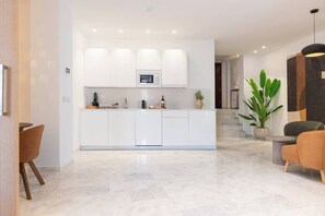 Réfrigérateur, micro-ondes, plaque de cuisson, lave-vaisselle