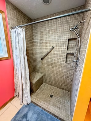 Douche, sèche-cheveux, serviettes fournies, savon