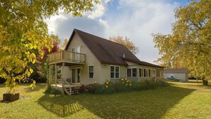 Una casa a un piano con veranda, garage e una piccola terrazza.
