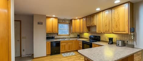 冰箱、微波炉、烤箱、炉灶