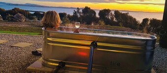 Dunalley Bay Beachfront Retreat by Tiny Away