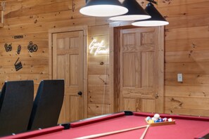 Game room - Sleeps 14 | 3 Kings, Game Room, Hot Tub + 2 Mi to Rocky Top Sports World (Gatlinburg)