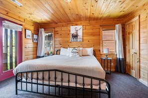 4 bedrooms, travel crib, free WiFi, bed sheets - Sleeps 14 | 3 Kings, Game Room, Hot Tub + 2 Mi to Rocky Top Sports World (Gatlinburg)