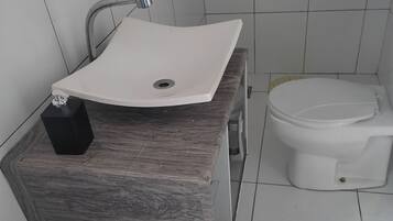 Toalhas de banho, papel higiênico