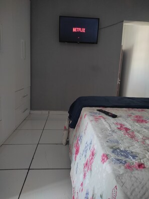 1 bedroom, free WiFi, bed sheets - Gray house in the city center, close to hospitals (Centro Vitória da Conquista)