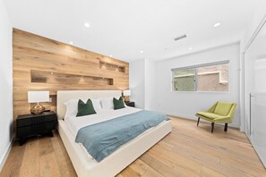 3 Schlafzimmer, Schreibtisch, Bügeleisen/Bügelbrett, Reisekinderbett