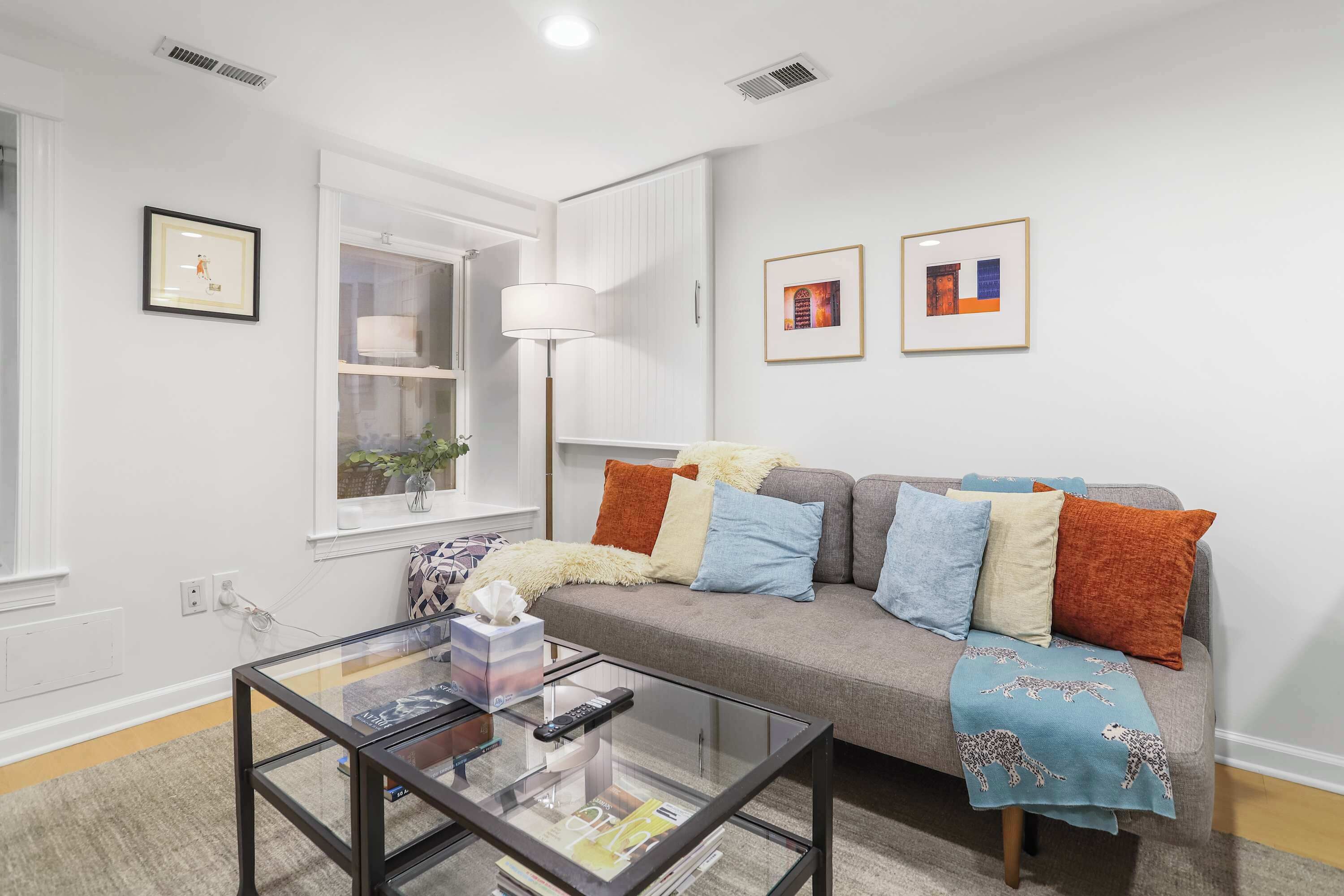 Sojourn Capitol Hill Bliss With Sunroom And Front Patio - Washington