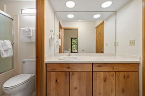 Séchoir à cheveux, serviettes fournies