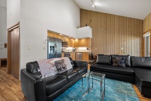 Smart TV, fireplace - 258 Mt. Bachelor Village Community Pool Hot Tub, ductless air and heat, pet free (Bend)