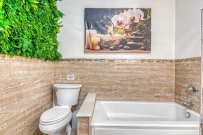 Banheira de hidromassagem, secador de cabelo, toalhas de banho, sabonete